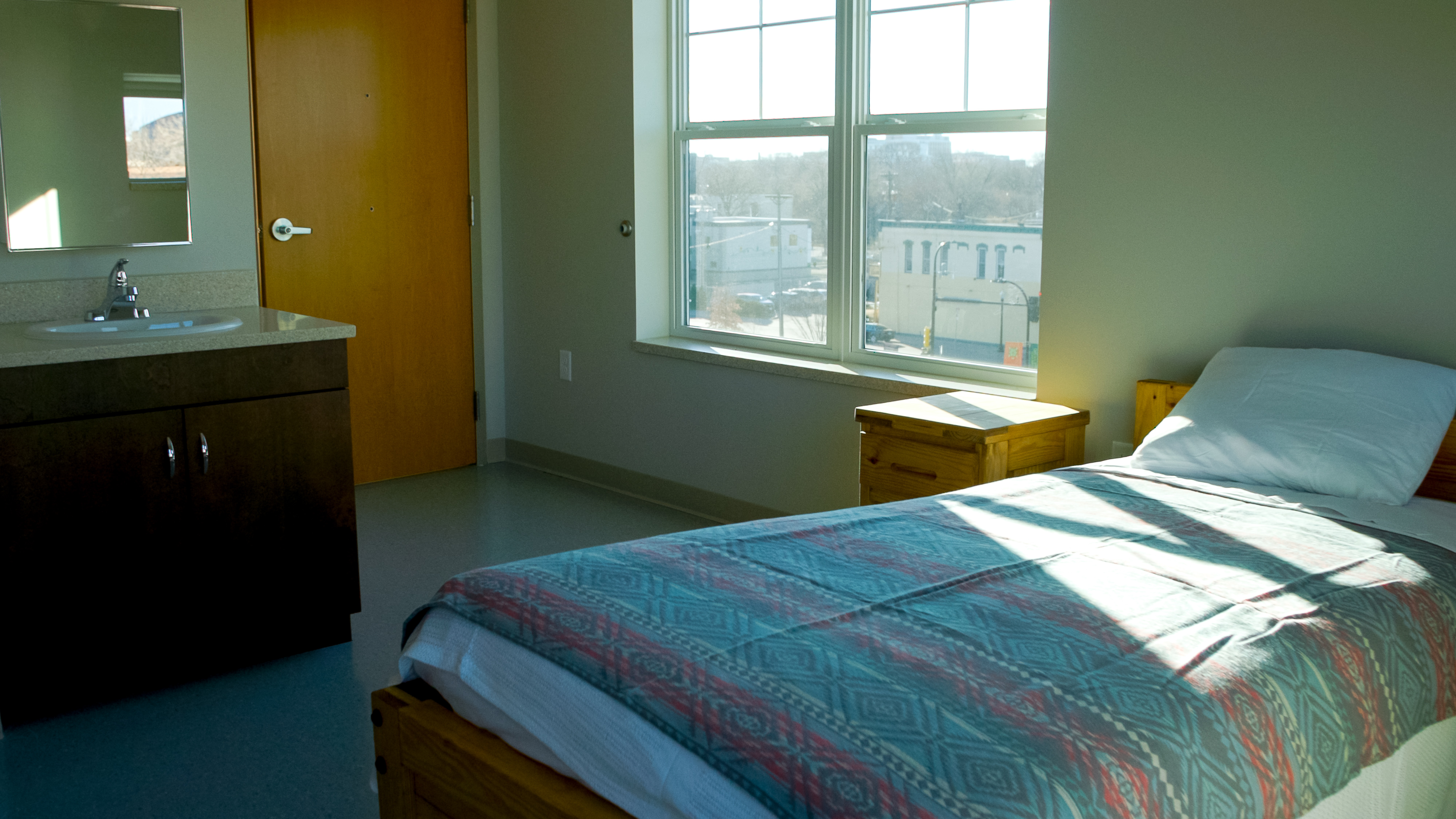 Room_with_bed_and_sink