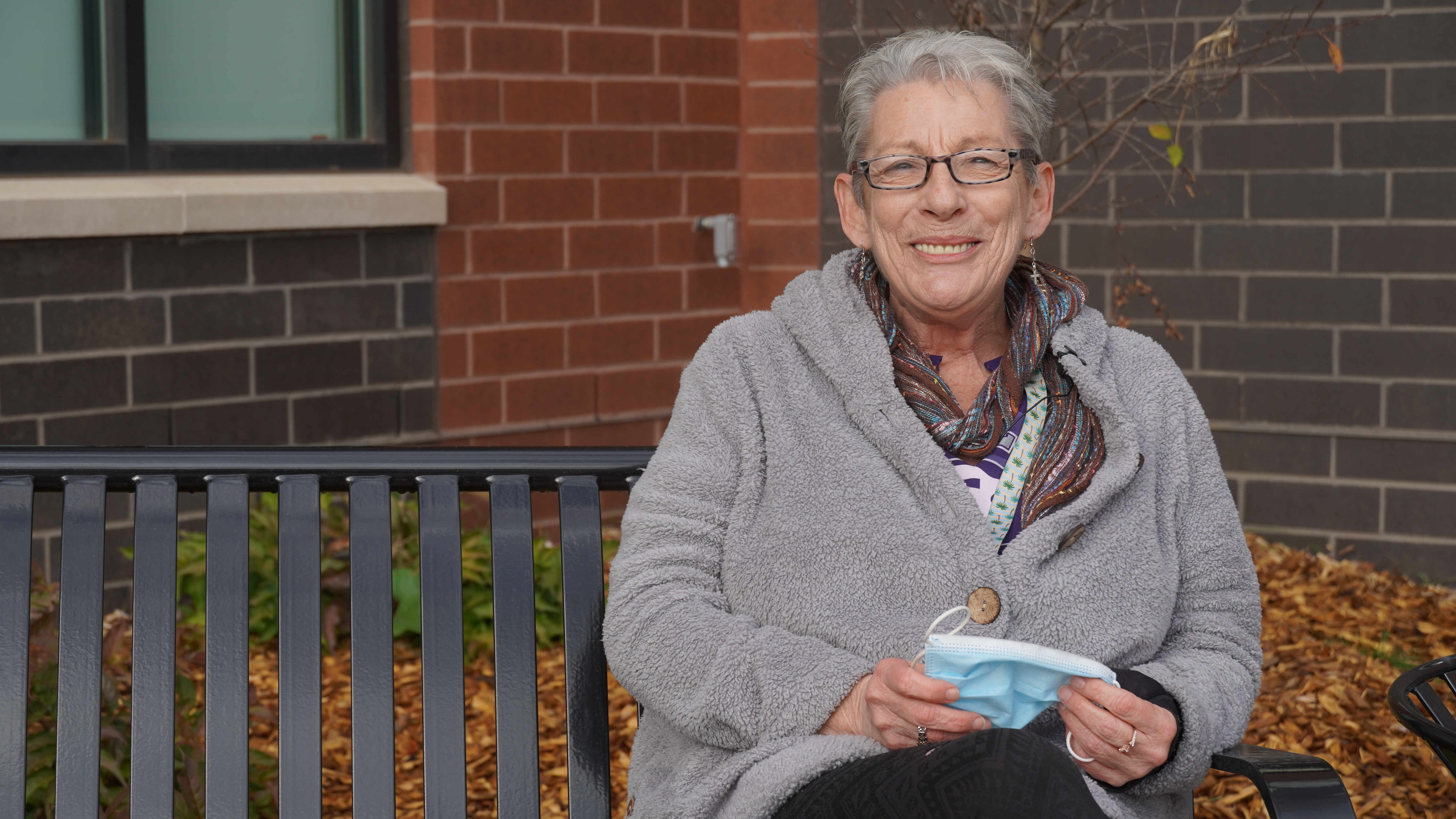 Woman_sitting_on_a_bench